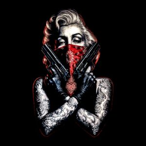 Marylin tatouée manchettes bandana pistolets croisés